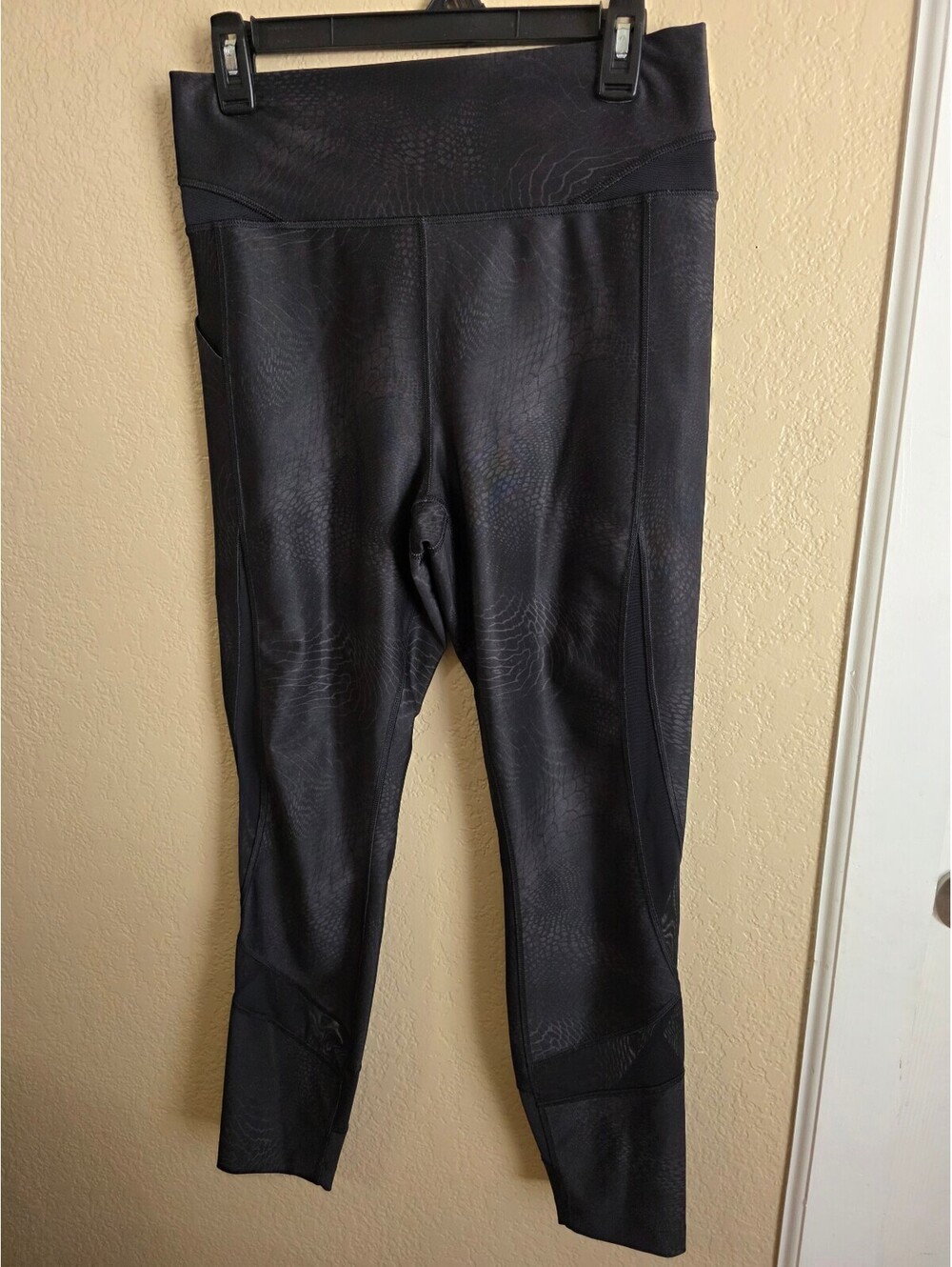 Lolë Black Athletic Leggings Tonal wave/Animal Print with Mesh Panels Size Large